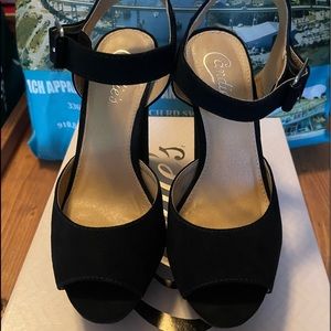 NEW/LIKE NEW ADORABLE BLACK CANDIES STRAPPY HIGH 5 1/4” HEELS womens sz 7